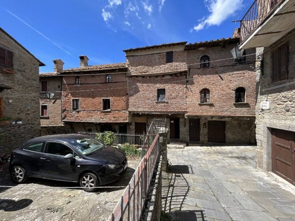 casa indipendente in vendita a Cortona