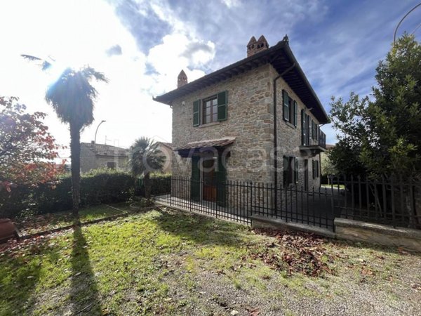 casa indipendente in vendita a Cortona in zona Camucia