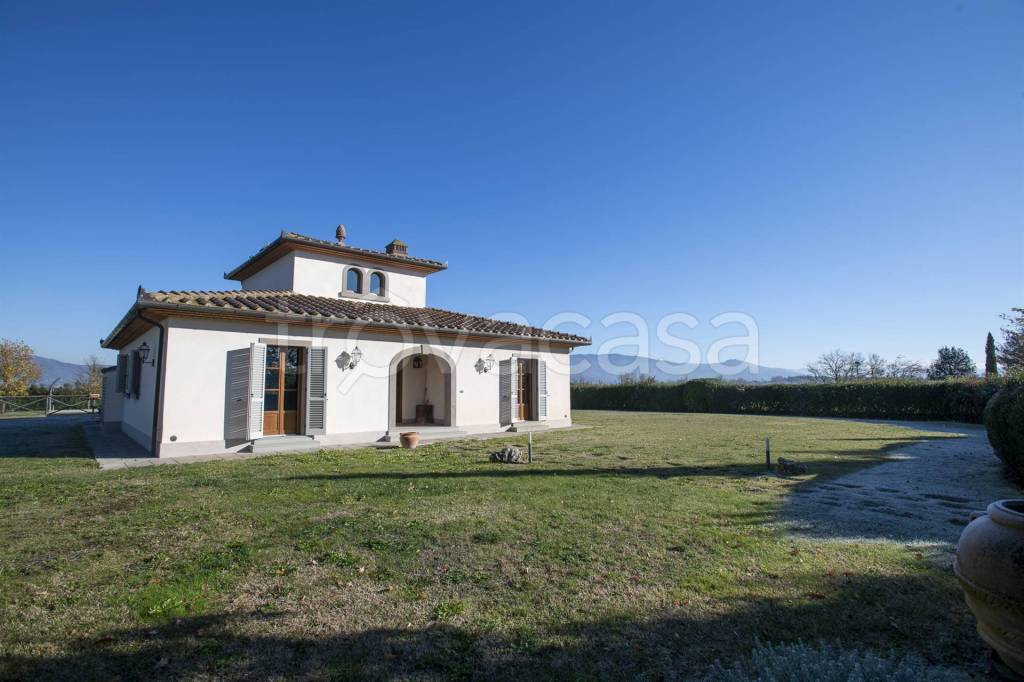 casa indipendente in vendita a Cortona