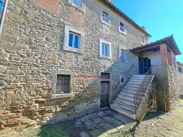 locale di sgombero in vendita a Cortona in zona Pergo