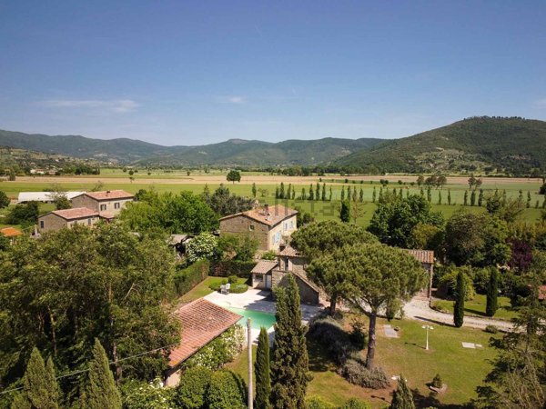 casa indipendente in vendita a Cortona