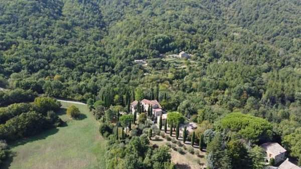casa indipendente in vendita a Cortona