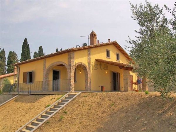 casa indipendente in vendita a Cortona