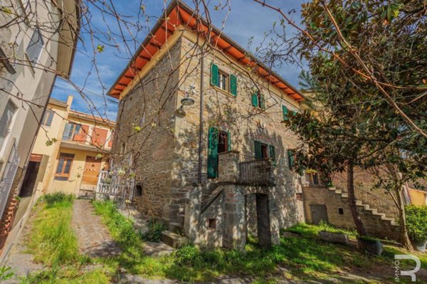 casa indipendente in vendita a Cortona