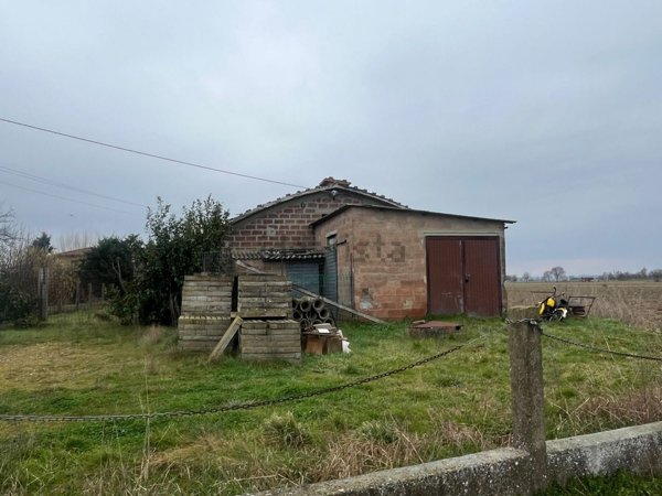 locale di sgombero in vendita a Cortona in zona Camucia