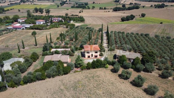 casa indipendente in vendita a Cortona