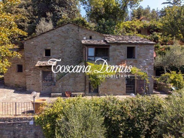 casa indipendente in vendita a Cortona