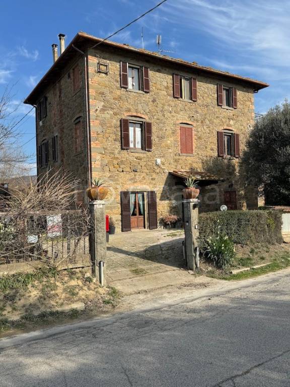 casa indipendente in vendita a Cortona