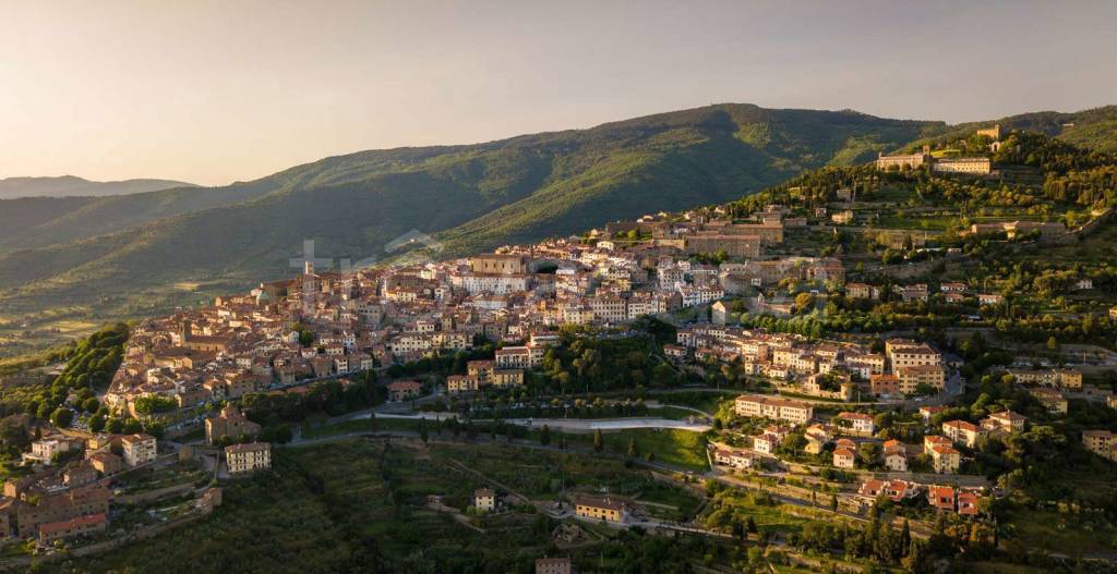 casa indipendente in vendita a Cortona in zona Montecchio