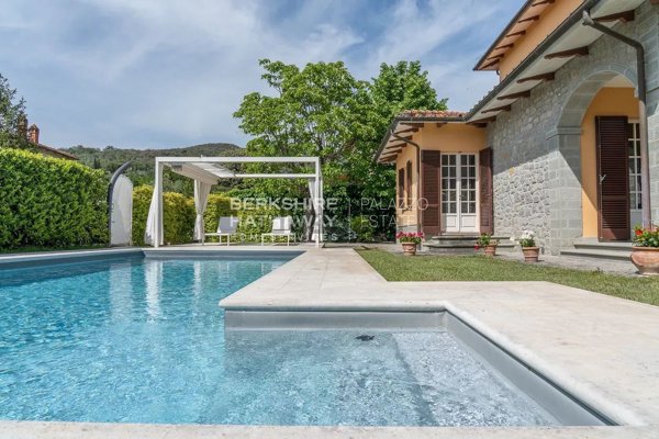 casa indipendente in vendita a Cortona
