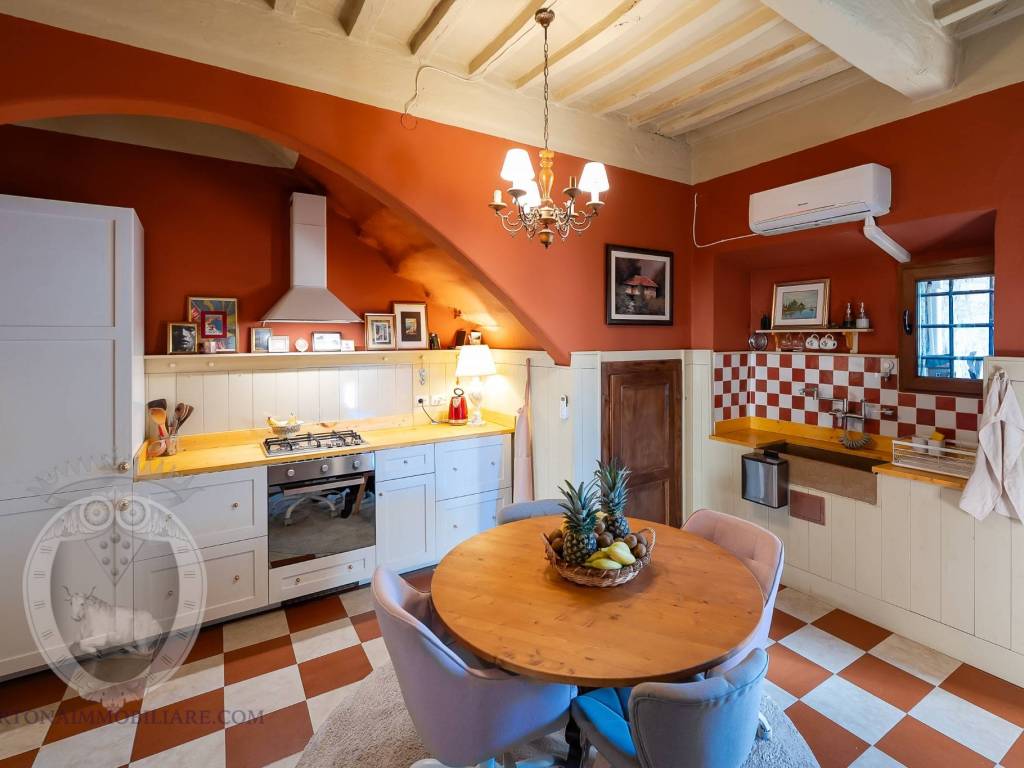 casa indipendente in vendita a Cortona in zona Ossaia