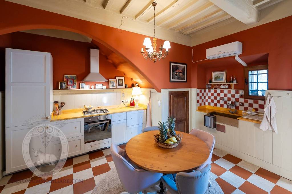 casa indipendente in vendita a Cortona in zona Ossaia