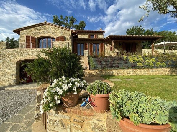 casa indipendente in vendita a Cortona