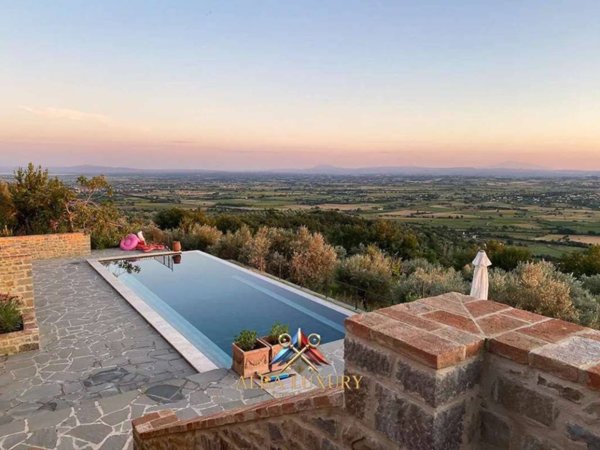 casa indipendente in vendita a Cortona