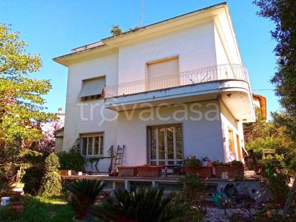 casa indipendente in vendita a Cortona