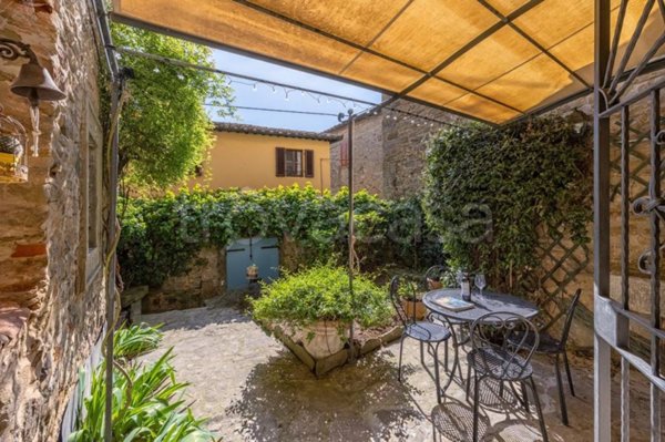 casa indipendente in vendita a Cortona