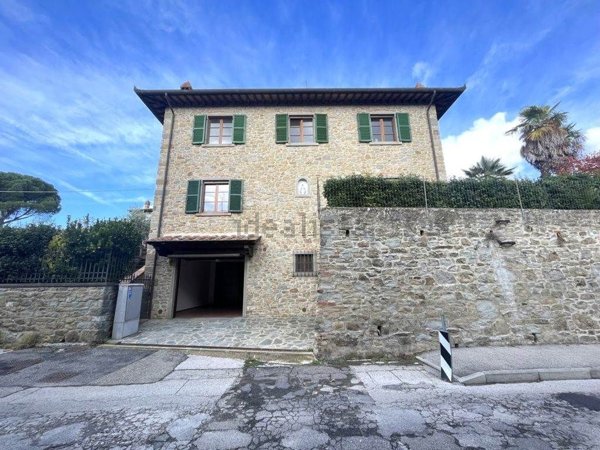 casa indipendente in vendita a Cortona in zona Camucia