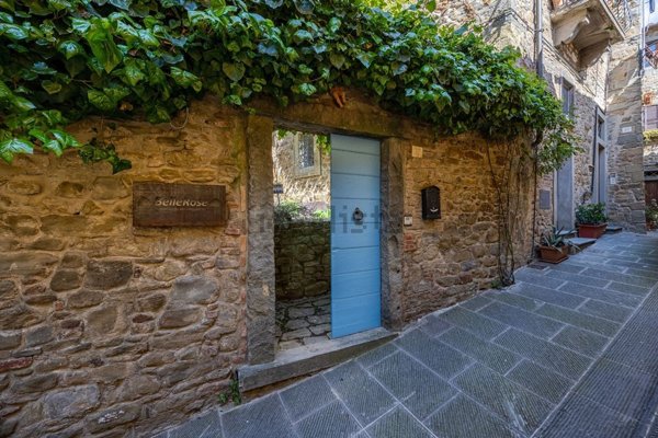 casa indipendente in vendita a Cortona