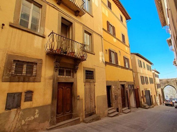 casa indipendente in vendita a Cortona