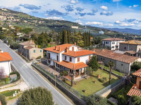 casa indipendente in vendita a Cortona in zona Camucia