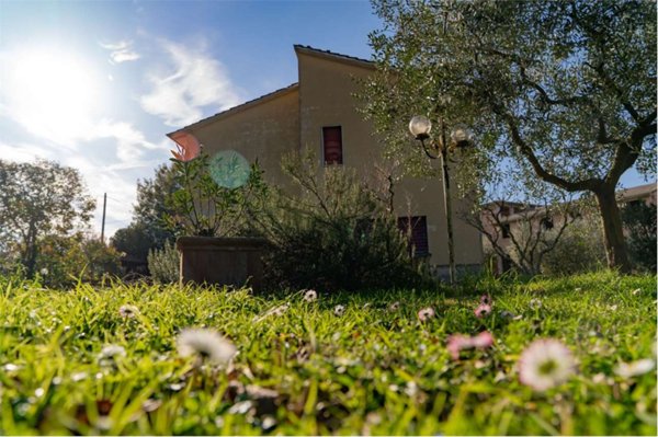 casa indipendente in vendita a Cortona