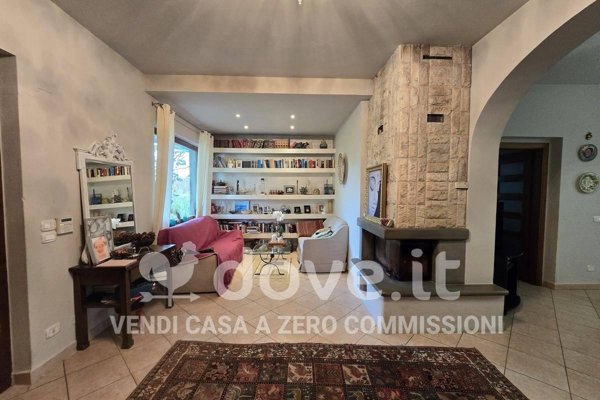 casa indipendente in vendita a Cortona in zona Camucia