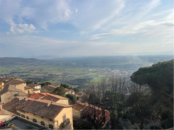 casa indipendente in vendita a Cortona in zona Camucia