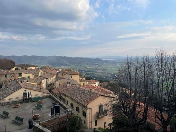 casa indipendente in vendita a Cortona in zona Camucia