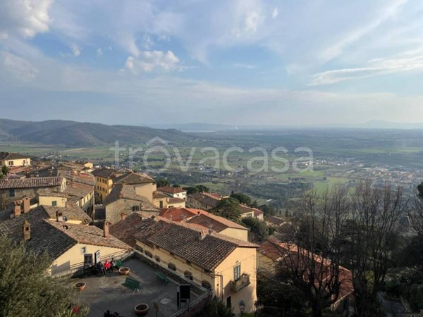 casa indipendente in vendita a Cortona in zona Camucia