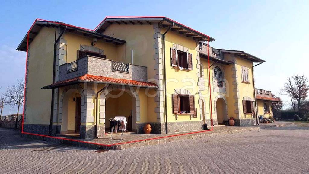 casa indipendente in vendita a Cortona