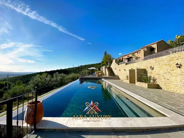casa indipendente in vendita a Cortona