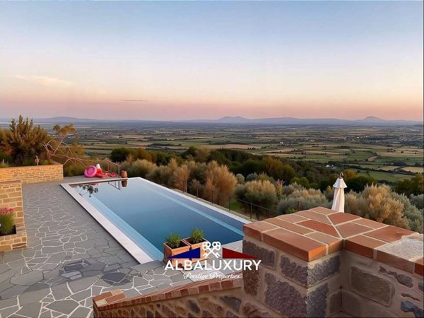 casa indipendente in vendita a Cortona