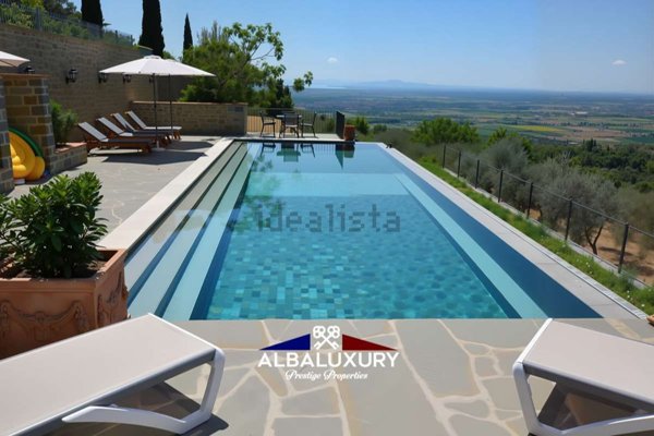 casa indipendente in vendita a Cortona