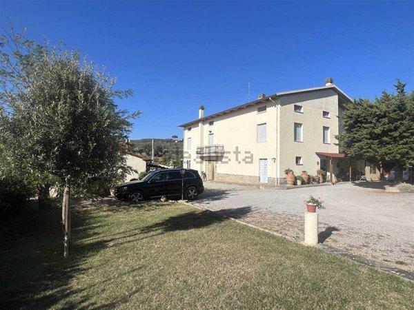 casa indipendente in vendita a Cortona