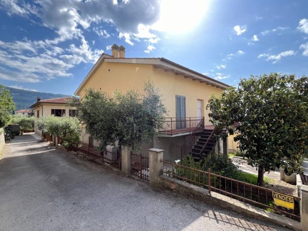 casa indipendente in vendita a Cortona in zona Camucia