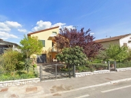 casa indipendente in vendita a Cortona