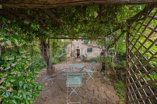 casa indipendente in vendita a Cortona in zona Casale
