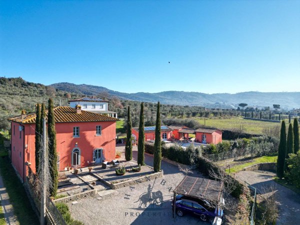 casa indipendente in vendita a Cortona