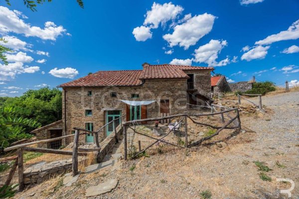 casa indipendente in vendita a Cortona