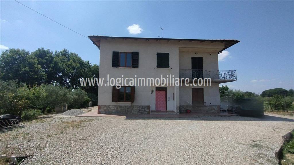 casa indipendente in vendita a Cortona