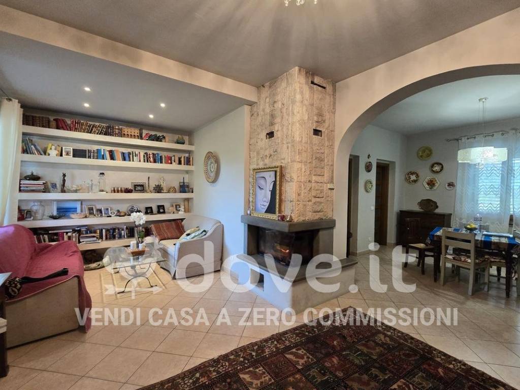 casa indipendente in vendita a Cortona in zona Camucia