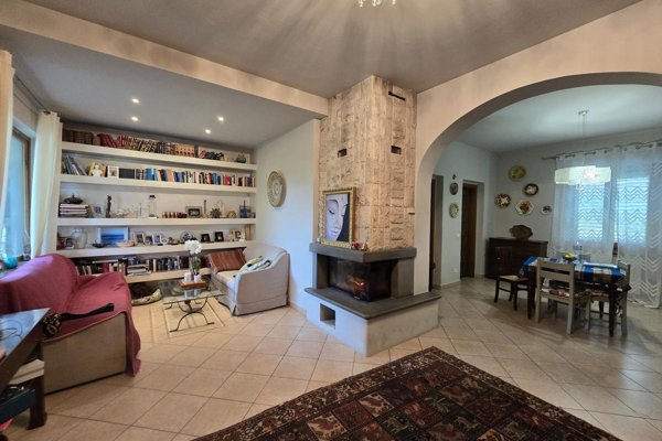 casa indipendente in vendita a Cortona in zona Camucia