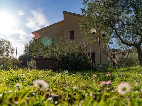 casa indipendente in vendita a Cortona