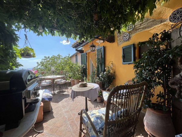 casa indipendente in vendita a Cortona