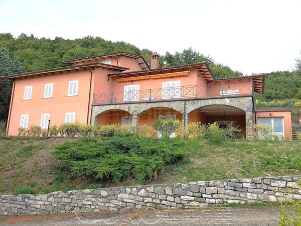 casa indipendente in vendita a Cortona