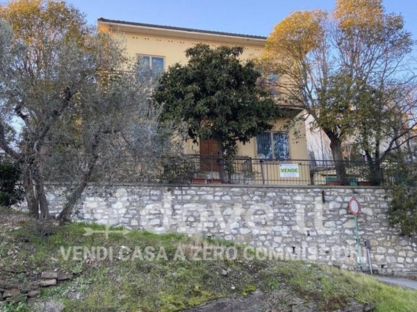 casa indipendente in vendita a Cortona in zona Camucia