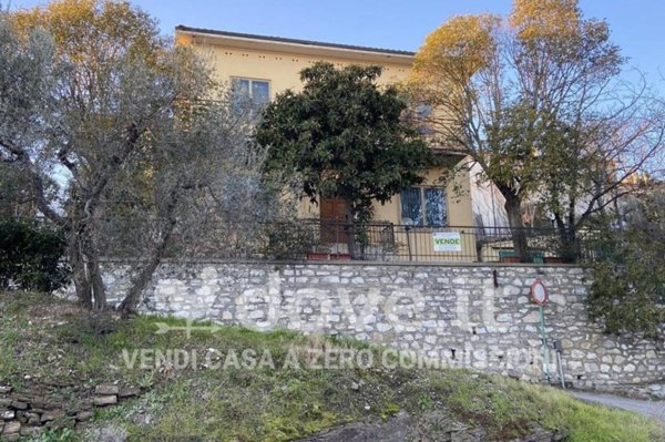 casa indipendente in vendita a Cortona in zona Camucia