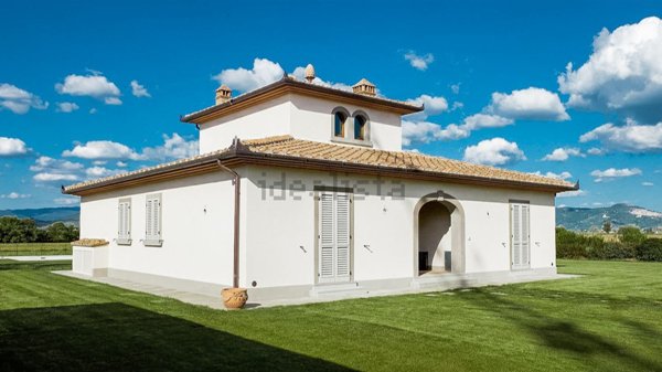 casa indipendente in vendita a Cortona