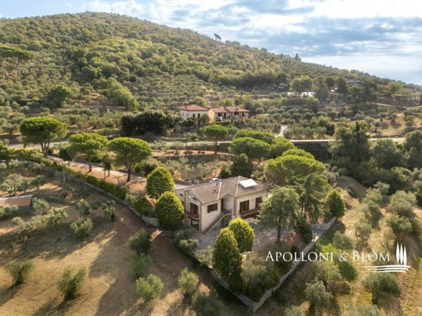 casa indipendente in vendita a Cortona