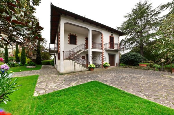 casa indipendente in vendita a Cortona
